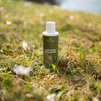 ECHT NATUR Bodylotion, 200-ml-Flasche auf einer Wiese
