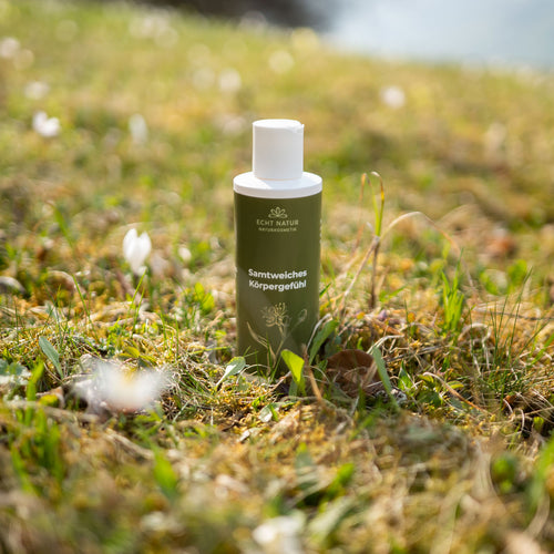 ECHT NATUR Bodylotion, 200-ml-Flasche auf einer Wiese